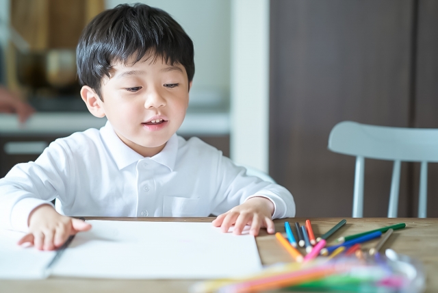 勉強する男の子